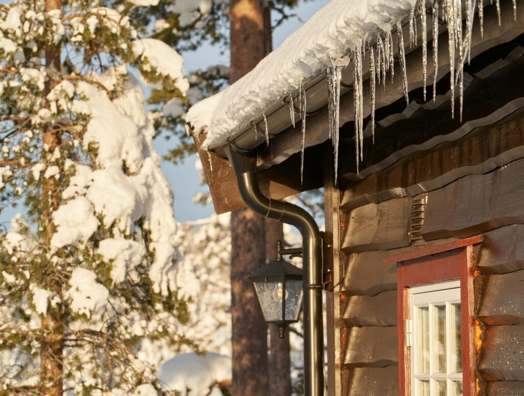 How to Prevent Winter Water Damage with Proper Gutter Cleaning: A Homeowner’s Guide